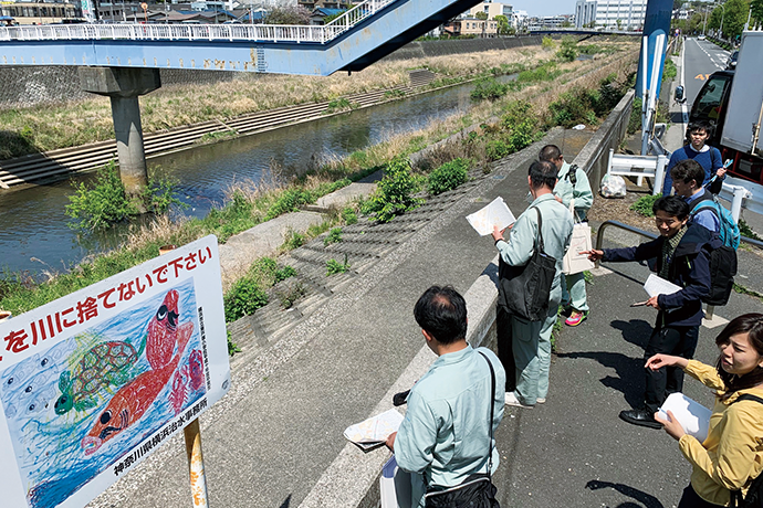 海洋ごみを調査する