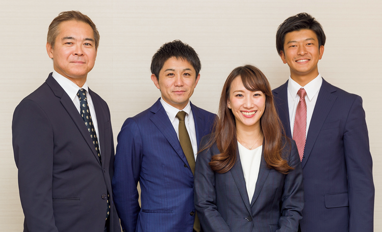 日鉄住金物産株式会社　人事部　植田裕真さん、秋田麻希さん、小竹綾華さん（左から）